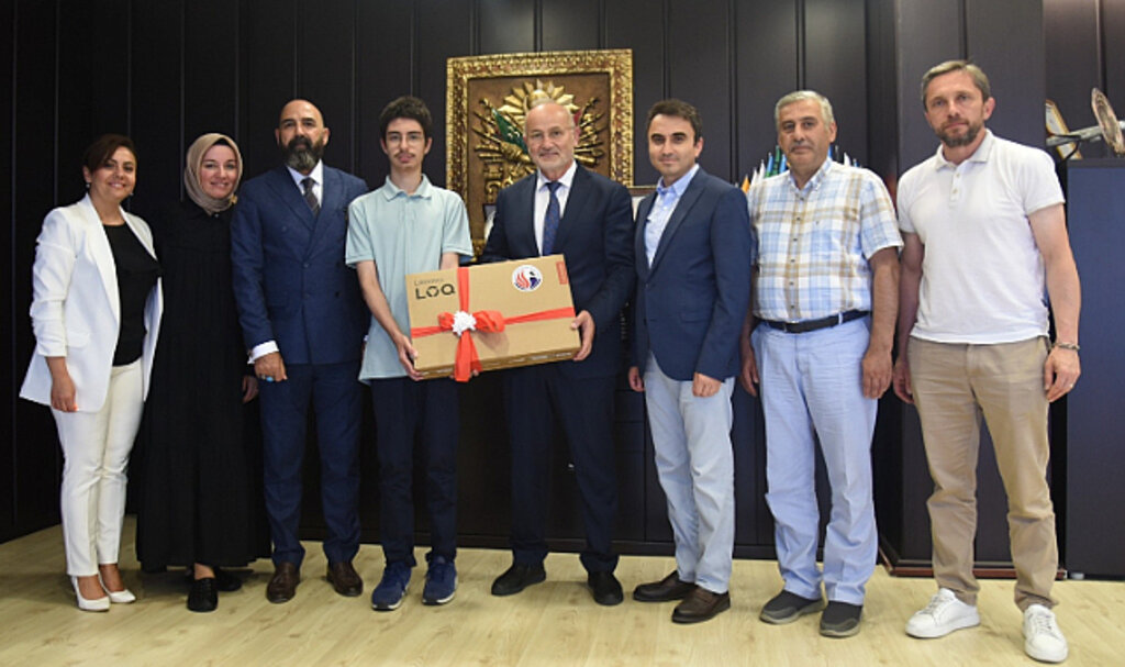 Rektör Ünal, LGS Türkiye Birincisi OMÜ Vakfı Koleji Öğrencisi Ali Alper Şentürk'ü Tebrik Etti! 