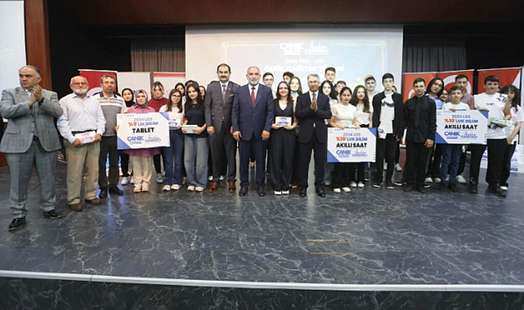 Canik'te Dereceye Giren YKS ve LGS'de Öğrencileri Hediyeleriyle Buluştu!