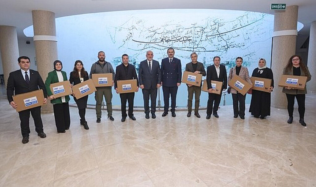 Başkan İbrahim Sandıkçı’dan Öğretmenlere Laptop!