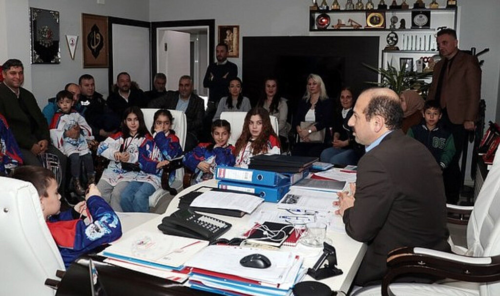 Türkiye Üçüncüsü Buz Hokeyi Takımından Dereci’ye Ziyaret!
