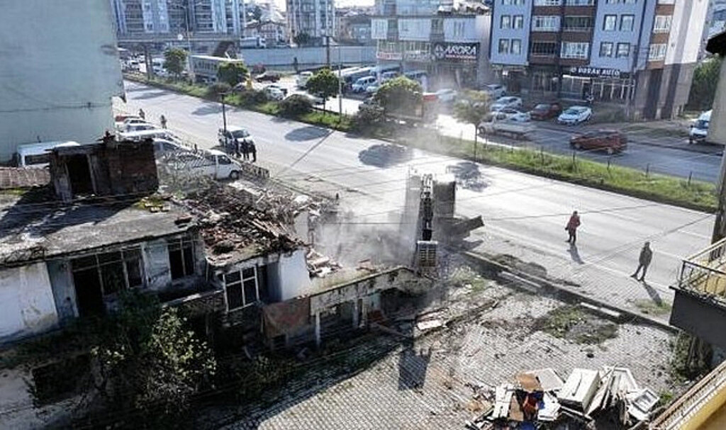 Terme’de Metruk Binalar Tek Tek Yıkılıyor!