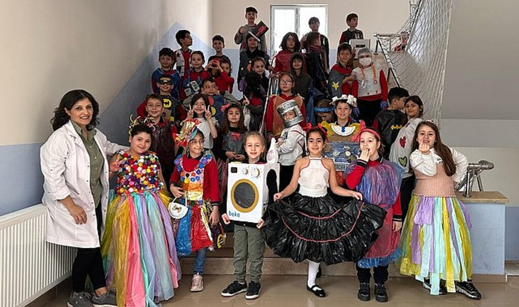 Milli Eğitim Vakfı İlköğretim Okulu Öğrencilerinden Geri Dönüşüm Defilesi!