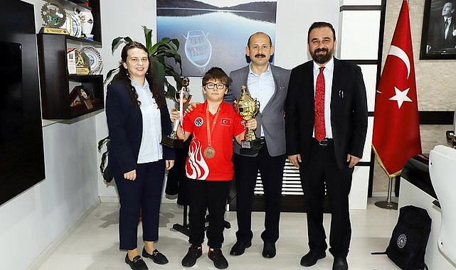 Avrupa Üçüncüsü Mustafa Demirkan’dan İl Müdürü Dereci’ye Ziyaret!