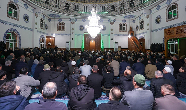 Canik'te Binler Kadir Gecesi'nde Ellerini Semaya Açtı!