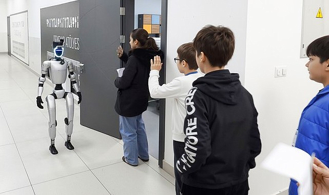 Bu İlçede Sınava Giren Öğrencileri İnsansı Robot Karşılıyor!